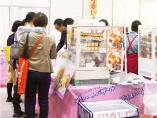 写真: パンやプリン等を実際に販売するバザーの様子