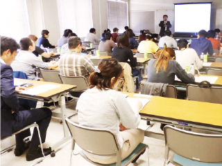 写真: 20名程の人々が実際に研修を受ける様子