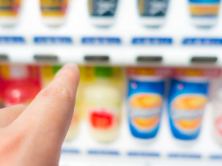 イメージ写真: SELP自販機からメーカーの商品を選んでいる様子